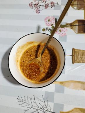 碗中放入一勺盐，一勺面粉，一包烧烤料（20克），浇上热油，搅拌均匀调成酱料！