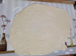 案板上撒适量的干面粉，把发酵好的面团揉搓排气，擀成面片儿！