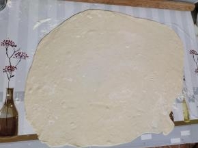 案板上撒适量的干面粉，把发酵好的面团揉搓排气，擀成面片儿！