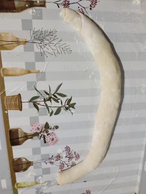 从底部慢慢的卷起来！成长条状，收口朝下！