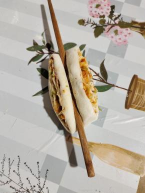 取两份重叠在一起，用筷子从中间一压到底！