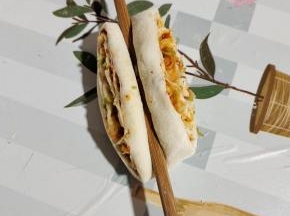 取两份重叠在一起，用筷子从中间一压到底！
