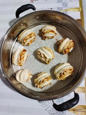 两头捏紧，向下弯曲，两头接口处捏紧就可以了！