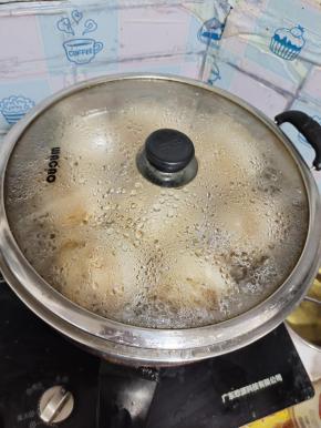 水开放入花卷，大火蒸15分钟，关火再焖5分钟即可！