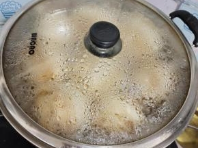 水开放入花卷，大火蒸15分钟，关火再焖5分钟即可！