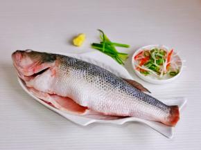 准备食材，红椒，葱叶撕成丝。