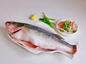 准备食材，红椒，葱叶撕成丝。