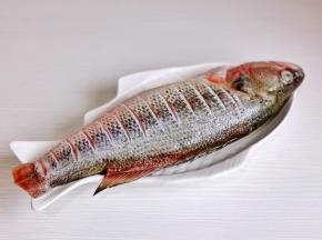 鲈鱼清洗干净，鱼身切几刀