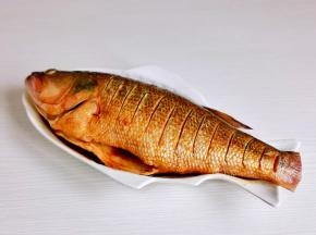 葱姜辣椒丝塞鱼肚子里，腌制15分钟。