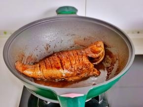 按个人口味加入盐，大火收汁，留点汤汁更好吃。