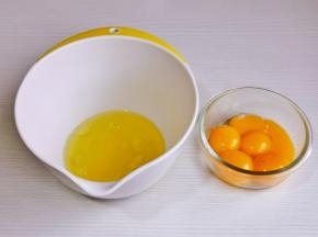 首先将蛋白蛋黄分离，分别，无油无水的器具中。