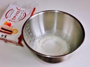 筛入低筋面粉，手动打蛋器打至无干粉。