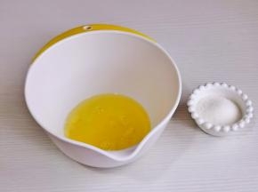 蛋白打发，滴入白醋或者柠檬汁，分三次加入白砂糖。