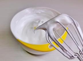 打发至提起打蛋器有微微的弯勾即可。