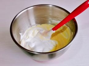 再取三分之一的蛋白霜加入蛋黄糊中，继续翻拌至看不到蛋白霜。