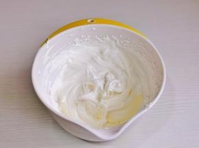 淡奶油中加盐，白砂糖打发。