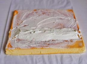 将奶油馅均匀涂抹在蛋糕上。