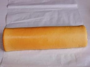 借助擀面杖卷起来，放入冰箱冷藏30分钟。