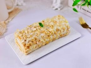 表面涂一层奶油，沾满杏仁片，撒上椰蓉或者糖粉，这样杏仁蛋糕卷就做好啦！