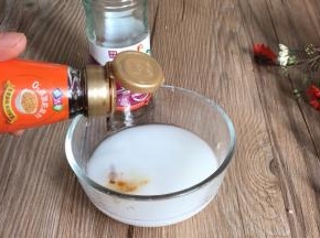 备一小碗清水，加入少许淀粉和生抽，拌匀备用