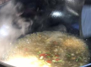 倒入淀粉水勾芡，加入枸杞和葱花拌匀
