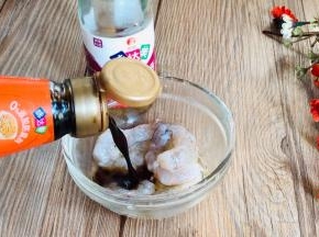加入料酒，生抽、盐、胡椒粉、淀粉抓捏均匀，腌制备用