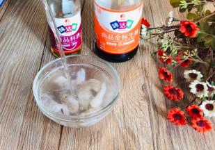 先虾仁洗净，沥水