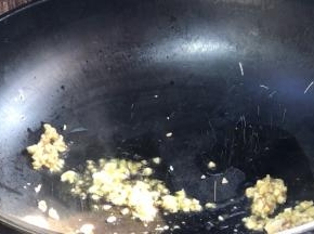 再起锅热油，放入香菇碎炒香