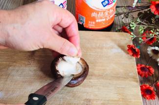 沥水后挖出蒂部，尽量挖大点窝窝