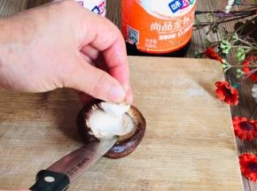 沥水后挖出蒂部，尽量挖大点窝窝