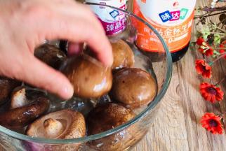 将鲜香菇用扣水式洗净网上的渣汁，再清洗整个香菇