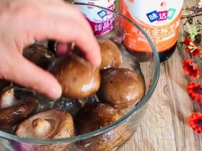 将鲜香菇用扣水式洗净网上的渣汁，再清洗整个香菇