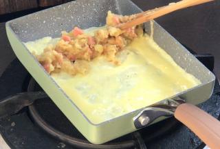 煎至半凝固状，在一头放适量土豆泥