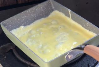 起锅刷薄油，倒入少许蛋液，摇匀铺满锅底