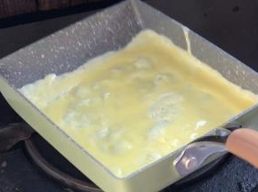 起锅刷薄油，倒入少许蛋液，摇匀铺满锅底