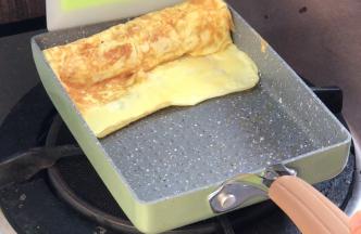 用蛋皮包住土豆泥，卷成卷，摆一头