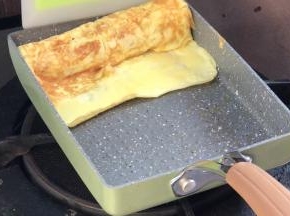 用蛋皮包住土豆泥，卷成卷，摆一头
