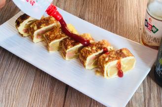 装入盘中，挤入番茄酱