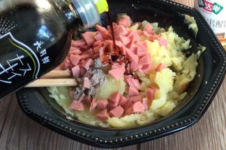 放入土豆泥中，加入胡椒粉和轻盐酱油，搅拌均匀备用