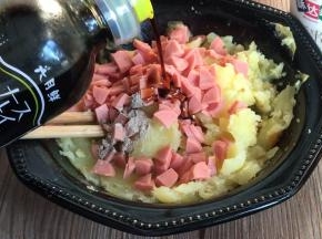 放入土豆泥中，加入胡椒粉和轻盐酱油，搅拌均匀备用