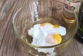 鸡蛋打入碗中，加入料酒和牛奶，搅打成蛋液
