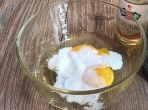 鸡蛋打入碗中，加入料酒和牛奶，搅打成蛋液