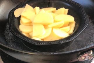 装入盘中，放入开水锅中蒸熟