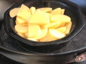 装入盘中，放入开水锅中蒸熟