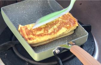 重复以上步骤三次以上，煎至表面金黄