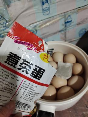 放入一小包煮茶蛋调料！