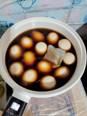 放入一勺盐，三勺生抽，一勺老抽，一勺鸡精，再放入适量的水！