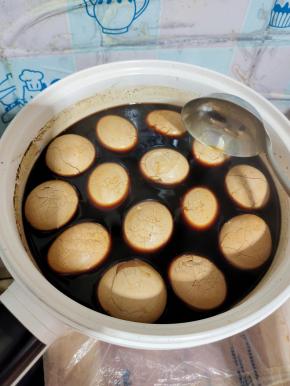 用勺子把鸡蛋壳都敲烂，这样鸡蛋更容易入味儿！