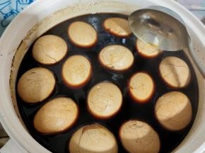 用勺子把鸡蛋壳都敲烂，这样鸡蛋更容易入味儿！