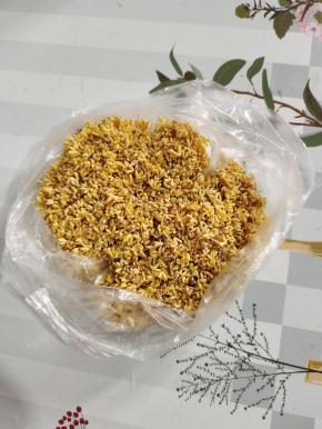 楼下桂花树上采摘的新鲜的桂花。（选择刚刚开放两三天的桂花）去掉桂花的蒂和里面的杂物！